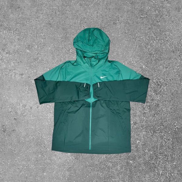 The Nike repel windrunner is the teal colourway is an elite jacket for running in any weather.