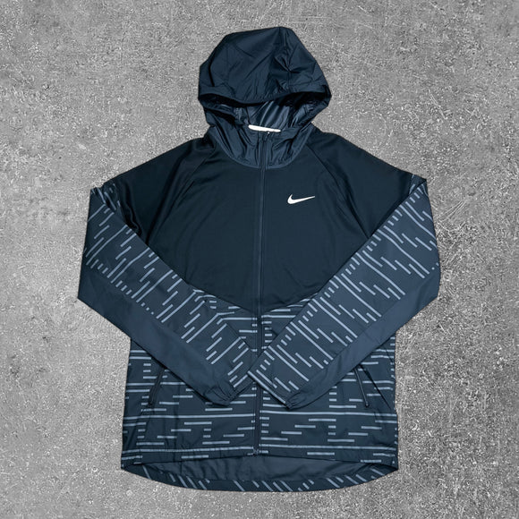 Nike therma reflective jacket in black is an excellent activewear piece.