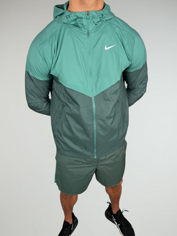 The Nike repel windrunner is the teal colourway is an elite jacket for running in any weather.