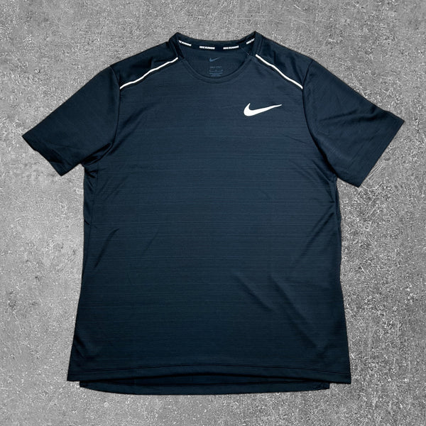 This Nike miler black 1.0 T-shirt is a perfect running T-shirt.