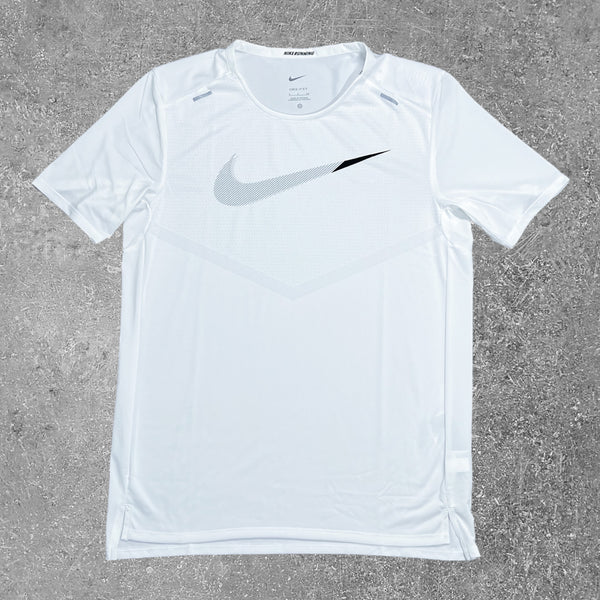 The Nike rise 365 big logo T-shirt in white is a popular choice in many fitness clubs.