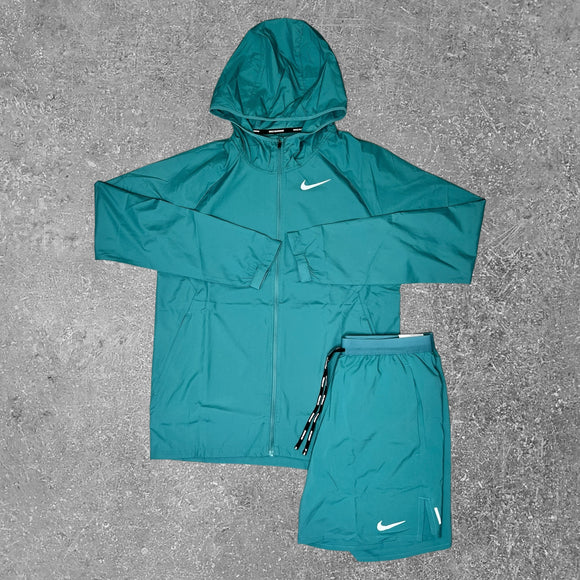 The Nike essentials windrunner set is made with high quality materials making it a superb choice for all types of weather.