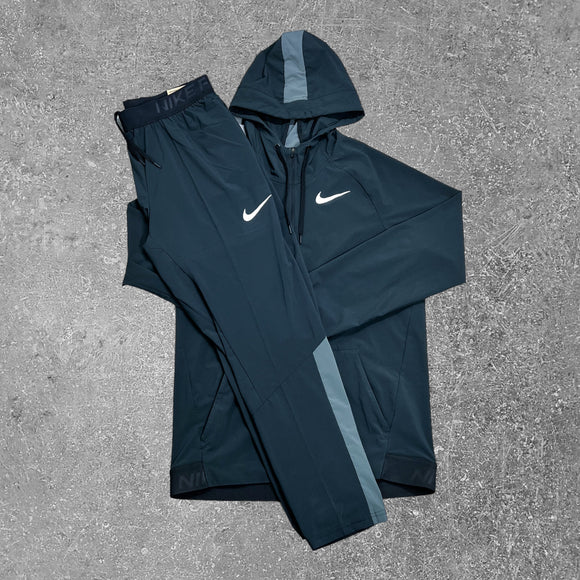 The Nike vent max tracksuit in black is a premium sports tracksuit.