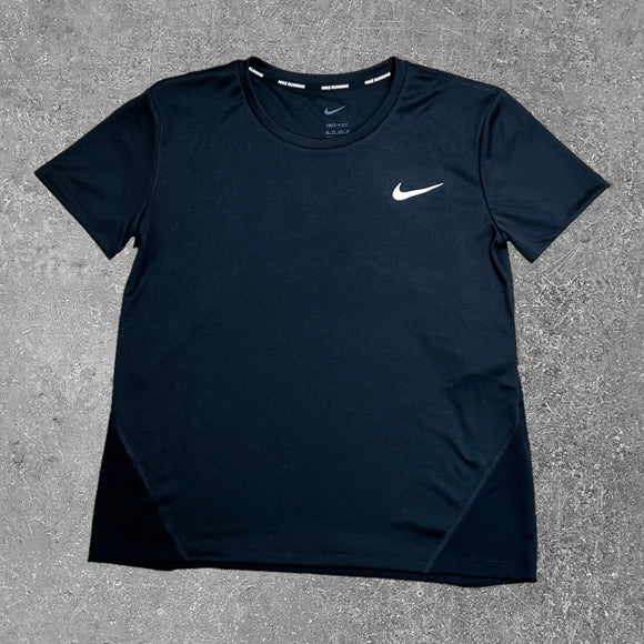 The Nike Miler Black 2.0 T-shirt is perfect for running.