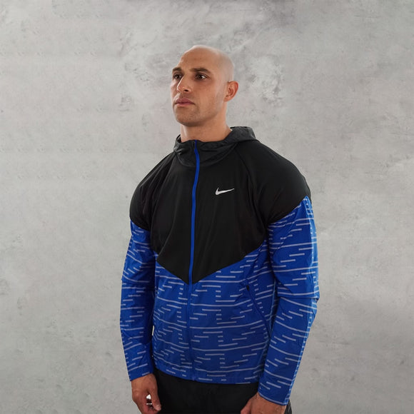 The Nike therma reflective jacket in the blue colourway is an exclusive activewear jacket. You wont find this jacket in most sportswear stores!