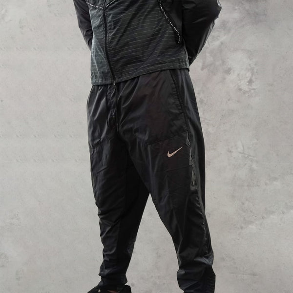 The nike running divsion storm fit reflective tracksuit in black is premium piece of nike clothing.