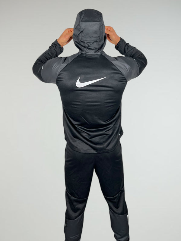 The Nike sphere trackusit is perfect for the cold weather and a great addition to your winter wardrobe.