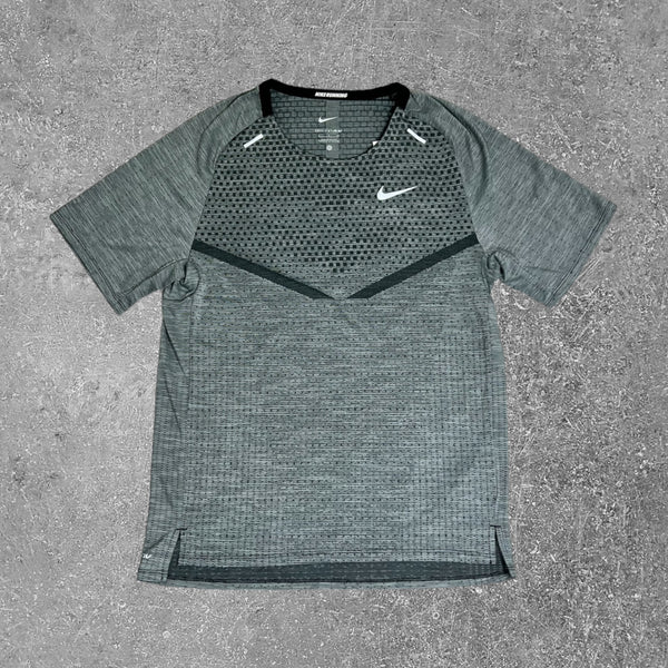 The Nike ADV Techknit T-Shirt in grey is a superb choice for the gym.