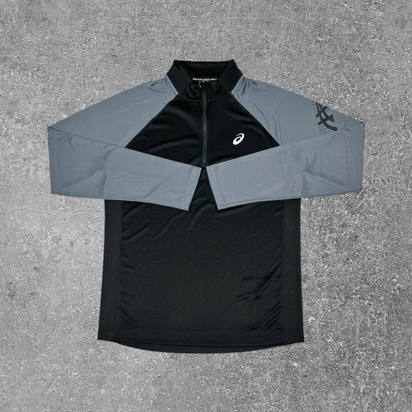 The ASICS Icon half zip keeps you cool and comfortable during your workouts or any event.