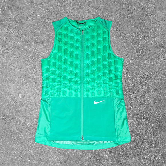 The Nike ADV Gilet is a luxury piece of activewear attire. This body warmer is lightweight and excellent for any weather.