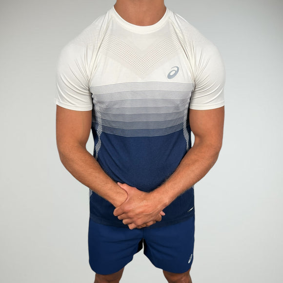 The ASICS seamless set is an excellent choice for a versatile lifestyle.