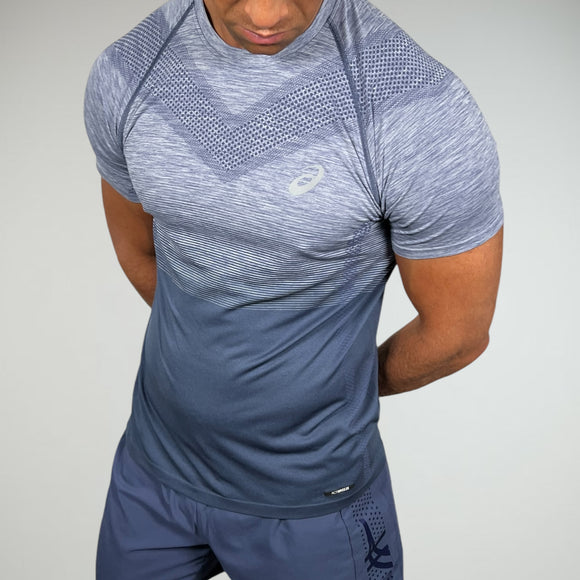 The ASICS seamless set is an excellent choice for a versatile lifestyle.